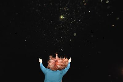 　20∶48 地勤指揮員向正在降落的直升機(jī)揮手表明降落地點(diǎn)。網(wǎng)絡(luò)截圖