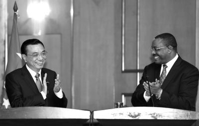 ▲國(guó)務(wù)院總理李克強(qiáng)在亞的斯亞貝巴與埃塞俄比亞總理海爾馬里亞姆會(huì)談后，共同會(huì)見(jiàn)記者。 新華社發(fā)