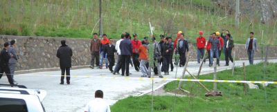 上圖：工廠保安拒絕外人入內(nèi)。下圖：工作人員戴上防護(hù)面具進(jìn)入現(xiàn)場。“央視新聞”微博