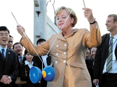 2007年8月27日，北京，默克爾正在玩扯鈴。