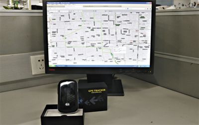 記者花近400元網(wǎng)購的定位監(jiān)聽器，能通過短信激活，進(jìn)行實時監(jiān)聽。