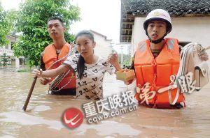 長壽區(qū)，消防官兵搜救被困群眾。