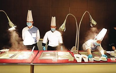 　工作人員在餐廳忙碌。（網(wǎng)絡(luò)圖片）