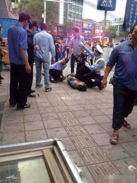 東莞三女子鬧市遭割喉割腹 兇手當(dāng)場(chǎng)被控制