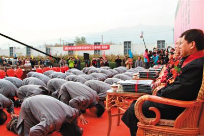 網(wǎng)絡(luò)上流傳的北京鳳凰嶺書院開學(xué)典禮上學(xué)員跪拜老師的照片?！肮虬荨币鹆瞬簧倬W(wǎng)友質(zhì)疑。