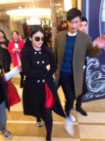 　婚禮現(xiàn)場現(xiàn)多位明星大腕助陣。