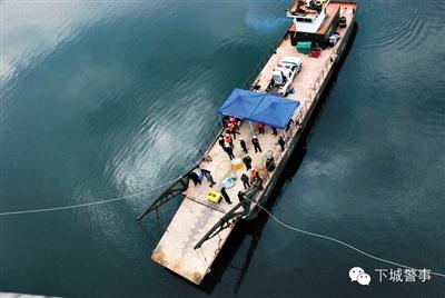 為搜尋深水沉尸，杭州警方租用的船只在水面作業(yè)。本版圖片/杭州警方提供