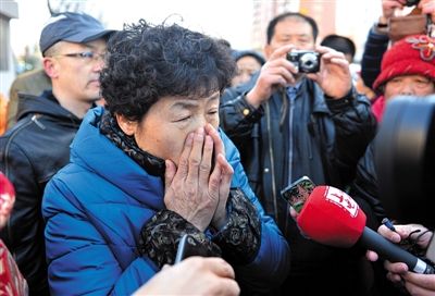 2月9日，呼格吉勒?qǐng)D的母親尚愛(ài)云在旁聽(tīng)趙志紅案后，接受媒體采訪時(shí)落淚。新華社記者 任軍川 攝