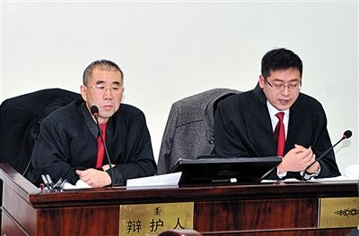 1月5日，呼市中院審理趙志紅案。律師謝飛（左）和張瑞軍（右）出庭為趙志紅辯護(hù)。