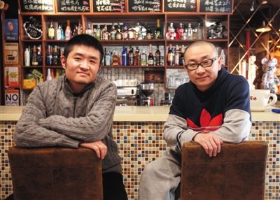 　14日，西安交通大學(xué)路66號公路咖啡館，苗阜（左）、王聲（右）兩位青年相聲演員今年將第一次登上春晚