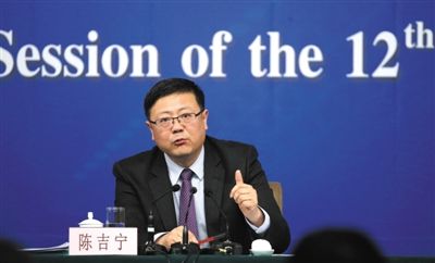 昨日，十二屆全國(guó)人大三次會(huì)議新聞中心，環(huán)保部部長(zhǎng)陳吉寧回答中外記者提問(wèn)。新京報(bào)記者 陳杰 攝