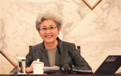 3月4日，十二屆全國人大三次會議在人民大會堂舉行新聞發(fā)布會，大會發(fā)言人傅瑩回答中外記者的提問。
