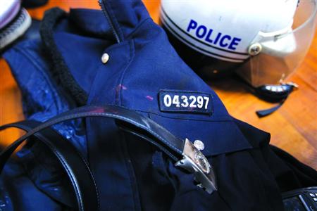 在閔行區(qū)虹橋派出所的一角，擺放著茆盛泉曾經(jīng)最愛的警服。“043297”的警號(hào)、深色的警服依稀可見已經(jīng)凝固的血跡，警用皮帶也斷裂了。