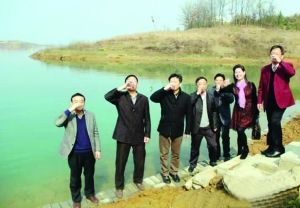 活動(dòng)儀式現(xiàn)場(chǎng)，一眾人舀起漳河水直接喝下