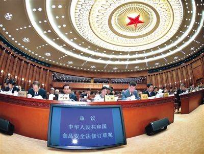 昨日，食品安全法修訂草案提交十二屆全國(guó)人大常委會(huì)第十四次會(huì)議進(jìn)行三審。 新華社記者 李濤 攝
