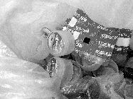 食藥監(jiān)執(zhí)法人員封存了無證水廠的假商標。