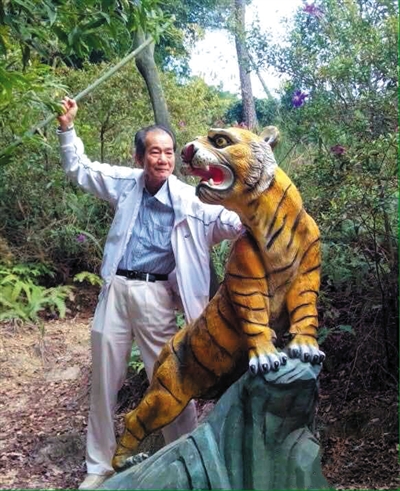 2015年1月10日，區(qū)少坤到廣東肇慶九龍湖游玩，拍攝打虎圖。
