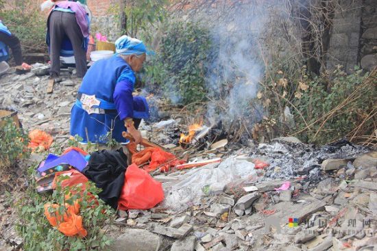 老人們準備好松香紙錢等祭祀用品，虔誠祈福。