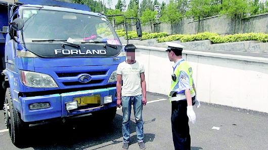 民警對(duì)持C1駕照駕駛大貨車、一年違法350余次的張某進(jìn)行批評(píng)教育。