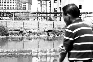 2015年6月5日，上海的古御界橋只剩橋墩和兩塊橋面。