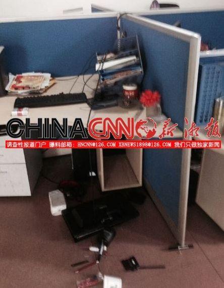 湖南一文聯(lián)主席網(wǎng)上曬詩遭差評(píng) 怒砸網(wǎng)站辦公室