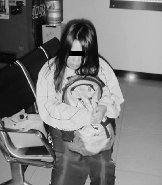 扮學生妹乞討的女子。