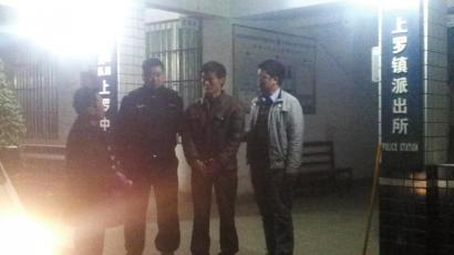 王強被抓獲歸案,右二為犯罪嫌疑人。