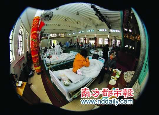 病人被轉(zhuǎn)移到該院的工會大禮堂。通訊員 符曉亮 攝