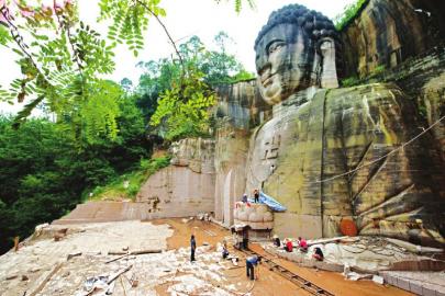 佛像雕刻現(xiàn)場。