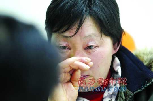 　　聽聞判決結(jié)果，被害人母親楊書會控制不住眼淚。南都記者徐文閣攝