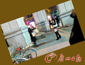 黑衣女拿著剪刀指著“保時(shí)捷女孩”。