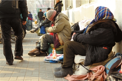 昨天，仍有流浪人員在路邊居留。本報(bào)記者譚青攝/視頻