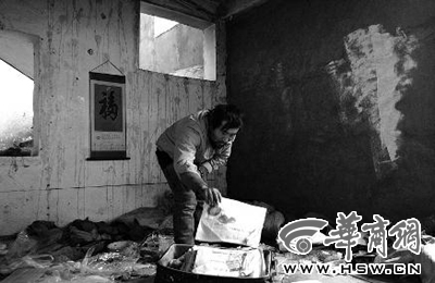 　西安市解放路與東大街十字西北角的一棟待拆遷的樓房中，陳露山整理自己每天看的報紙