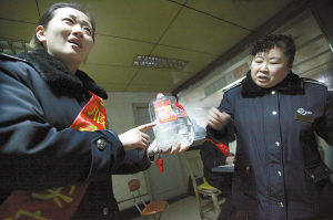 　車站人員在講述當時情況，一桶5斤的白酒已被喝掉大半記者周杰攝