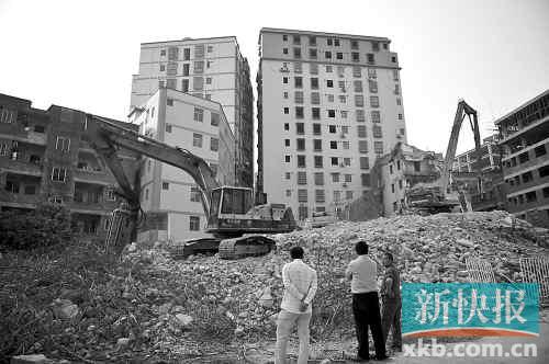 在無(wú)數(shù)次專項(xiàng)行動(dòng)和強(qiáng)拆風(fēng)暴的背后，是衍生出的各色潛規(guī)則。