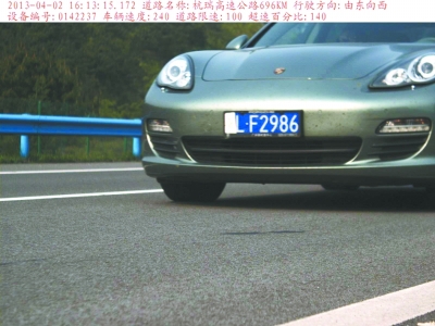 　保時捷飆車被拍瞬間。湖北省高警總隊供圖