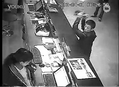 另一同行男子，操起柜臺(tái)上的擺件，用力砸向女服務(wù)員面部。