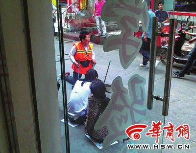 保潔員下跪磕頭阻止散發(fā)小廣告 對(duì)方無(wú)動(dòng)于衷