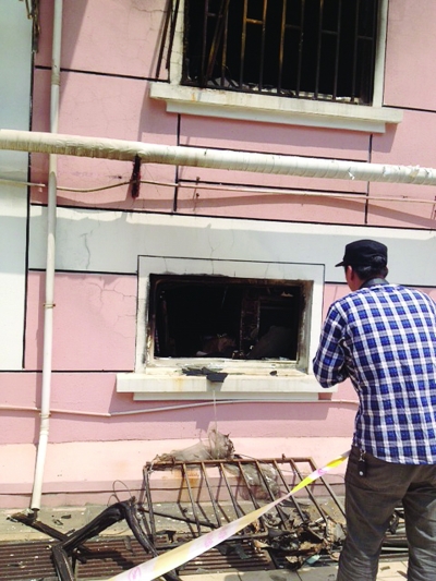 窗戶被燒得面目全非。