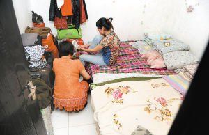 在米家崖一民房?jī)?nèi)，母親蹲在地上幫身陷傳銷的女兒穿鞋，但遭到女兒拒絕