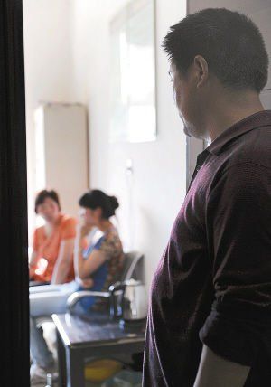 妻子在房?jī)?nèi)勸說(shuō)女兒時(shí)，楊師傅守在門外