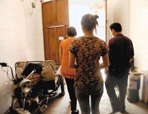 在眾人的勸說(shuō)下，娟娟跟著爸媽走出了傳銷窩點(diǎn)