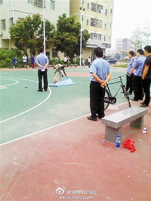 事發(fā)后，警方趕往現(xiàn)場(chǎng)進(jìn)行處理。圖片來源于微博