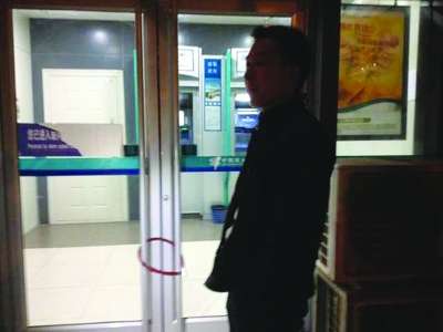 夏先生拿防盜鎖鎖了銀行門。