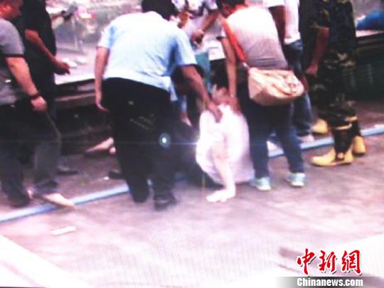 宗德宇緩緩靠近跳樓女子?！O程　攝