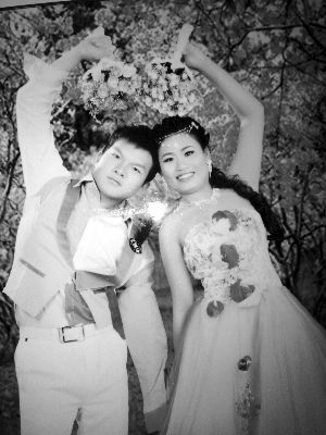 結(jié)婚照中的阿妮笑容燦爛，現(xiàn)實(shí)中，這對(duì)“跨國(guó)速成夫妻”還處在并不愉快的磨合過(guò)程中 本版均為資料圖片