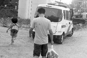 昨天，小豆被民警帶走，轉(zhuǎn)移到別處居住現(xiàn)代快報(bào)記者辛一攝