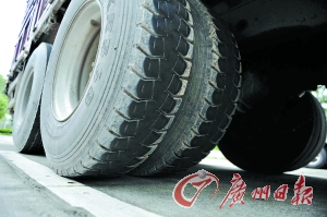 涉嫌碾過(guò)尸體的大貨車(chē)。