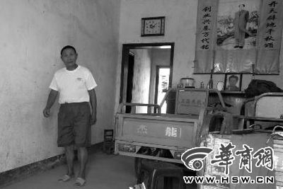 8月16日，在家中接受監(jiān)外執(zhí)行4年刑期的汪衛(wèi)國（化名）剛剛送走家訪的法官。