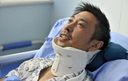 8月25日，交警周寶來躺在病床上。